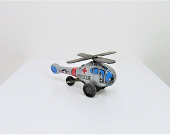 Un juguete de rescate de chapa de estaño vintage de los años 1970 - 80.