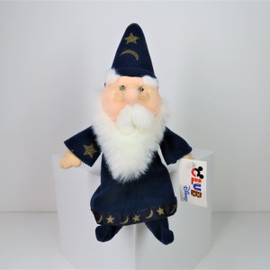 Een vintage Merlin Wizard knuffeltje uit de jaren 90 met schommellabel.