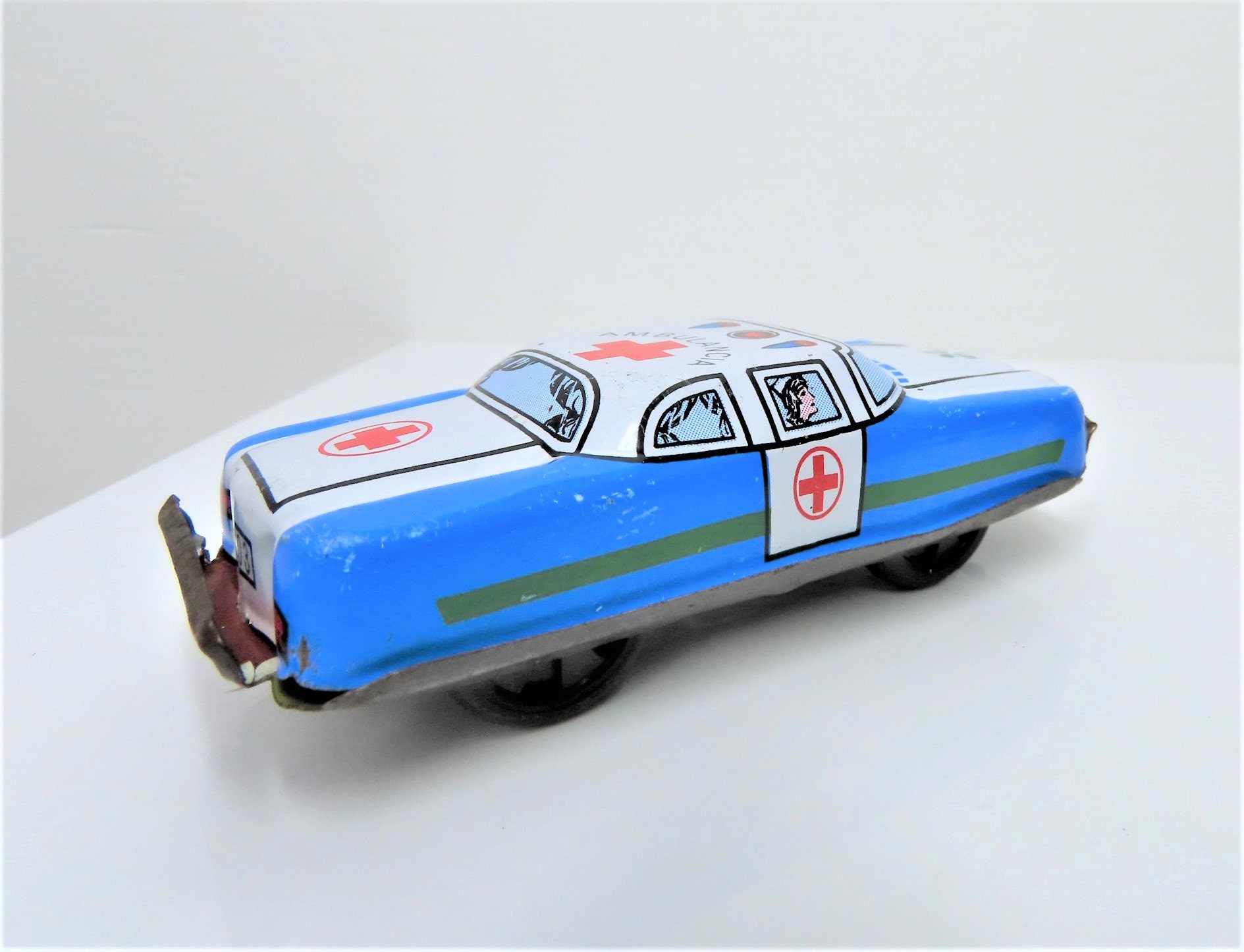 1970 年代から 80 年代のビンテージのブリキ製救急車のおもちゃの車