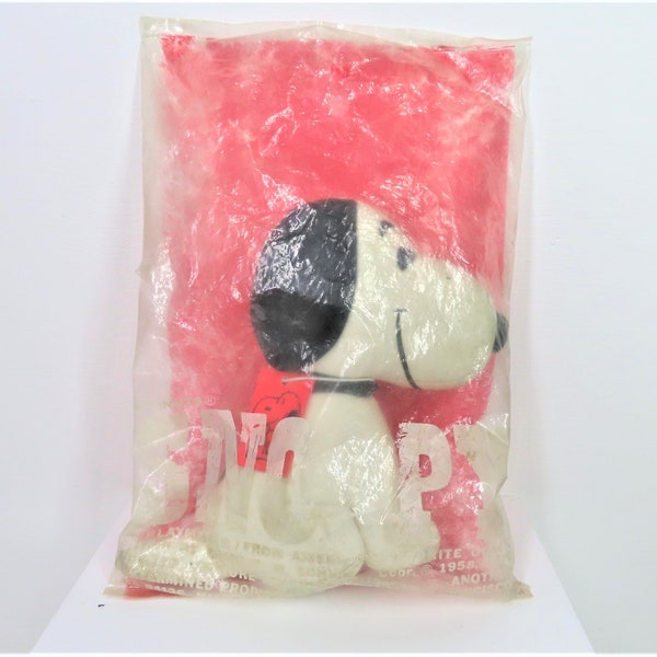 Un jouet Snoopy vintage des années 1960 - début des années 70 en faux daim dans un sac original non ouvert.