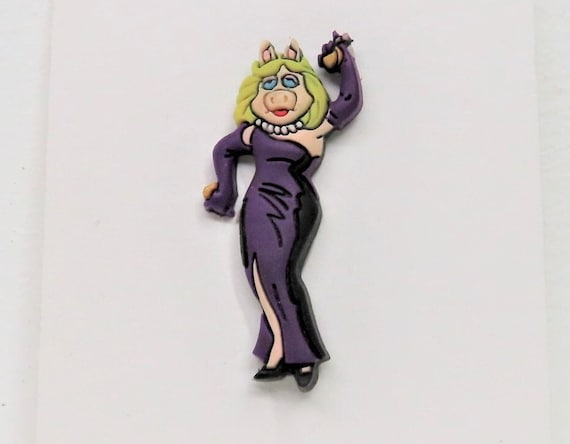 A vintage 2001 Miss Piggy Muppet show pin.  Jim H… - image 1