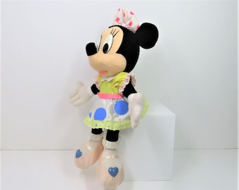 Un peluche Vintage de Minnie Mouse de los años 1970 - 80 en encantadores colores pastel.