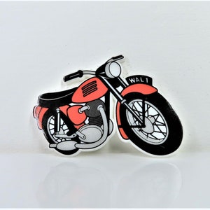 Stary magnes z lat 90. przedstawiający motocykl Wallace&#39;a i Gromita.