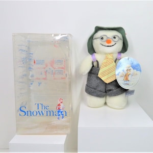 Ein Vintage 1986 Raymond Briggs The Snowman &quot;&quot;Dressing Up&quot;&quot; Plüsch von Eden Toys, in Originalverpackung.
