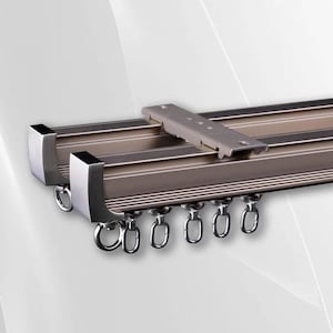 Può includere: Un set di bastoni per tende color argento con anelli attaccati per appendere le tende. I bastoni hanno una finitura in metallo spazzolato e sono progettati per una facile installazione. L'immagine mostra un primo piano dei bastoni e del loro hardware di montaggio.