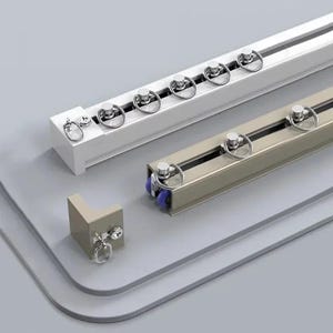 Può includere: Due binari per tende, uno bianco e uno metallico, con anelli e rulli argentati. È visibile anche un angolo. I binari sono progettati per un movimento fluido delle tende e sono adatti a varie dimensioni di finestre.