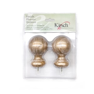 Könnte beinhalten: Ein Set mit zwei goldfarbenen Gardinenstangen-Endkappen. Die Endkappen sind in einer durchsichtigen Kunststoffverpackung verpackt. Die Verpackung enthält den Text "Finials Florone Embout Set of 2 Fits 1 1/2" Diameter Pole Sistema de 2. Se ajusta a vara de 3,49cm Ensemble de 2. S'ajuste à une tringle de 3,49cm Kirsch Elegance Defined".