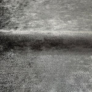 Puede incluir: Primer plano de una tela gris con un brillo sutil. La tela tiene una apariencia texturizada y tejida.