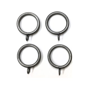 Puede incluir: Conjunto de cuatro anillos de cortina de metal plateado con un gancho en la parte inferior. Los anillos tienen un diámetro de aproximadamente 5 cm.