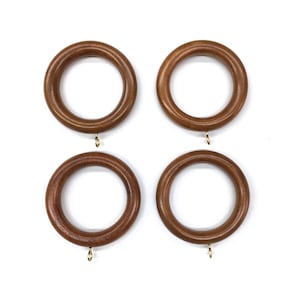 Puede incluir: Cuatro anillos de cortina de madera marrón con ganchos dorados. Los anillos tienen un diámetro de aproximadamente 7,5 cm.