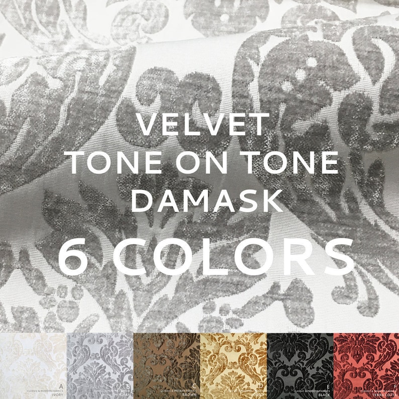Puede incluir: Primer plano de una tela de terciopelo blanco con un patr&oacute;n damasco gris tono sobre tono. La tela es texturizada y tiene un brillo sutil. El texto "VELVET TONE ON TONE DAMASK 6 COLORS" est&aacute; impreso en blanco sobre la tela.