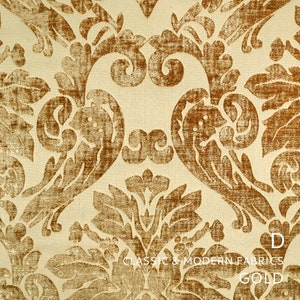 Puede incluir: Una tela de damasco dorada con fondo blanco. La tela tiene un dise&ntilde;o cl&aacute;sico y moderno. El texto "CLASSIC & MODERN FABRICS GOLD" est&aacute; impreso en la tela.