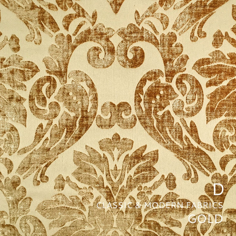 Puede incluir: Una tela de damasco dorada con fondo blanco. La tela tiene un dise&ntilde;o cl&aacute;sico y moderno. El texto "CLASSIC & MODERN FABRICS GOLD" est&aacute; impreso en la tela.
