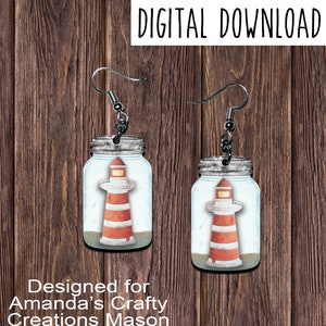 Puede incluir: Un par de pendientes con un faro dentro de un tarro de albañil. Los tarros son de vidrio transparente con un fondo blanco y los faros son rojos y blancos con un techo negro. Los pendientes están diseñados para los tarros de albañil en blanco de Amanda's Crafty Creations.