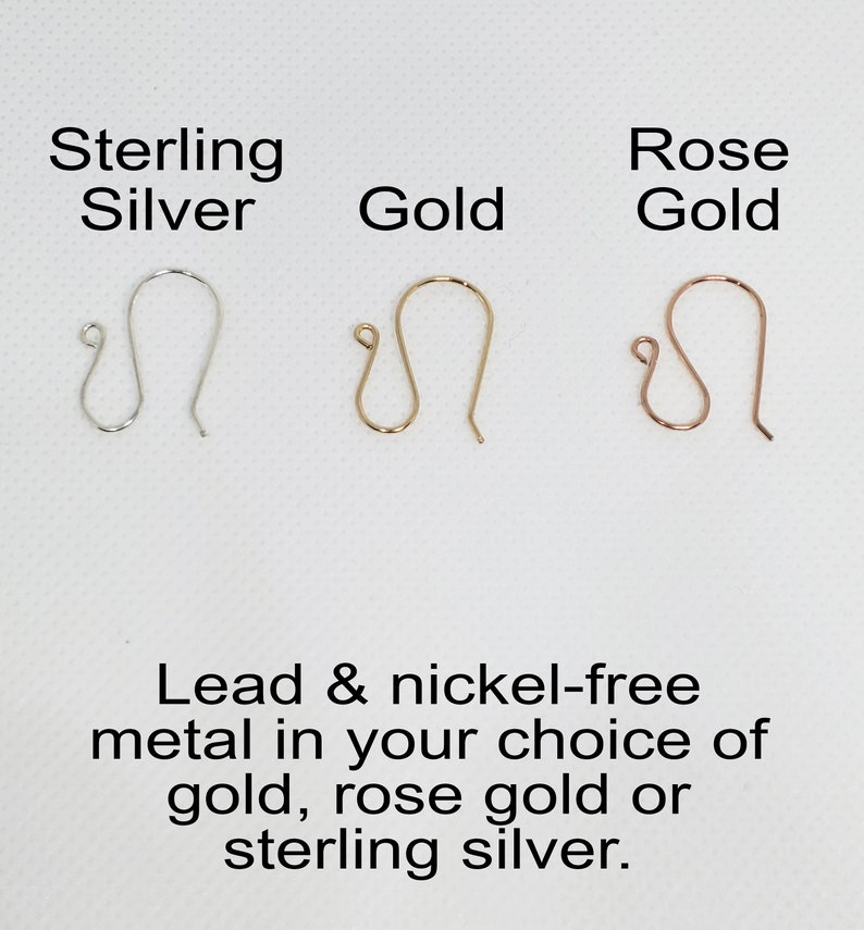 Puede incluir: Tres ganchos para pendientes en diferentes acabados met&aacute;licos: plata de ley, oro y oro rosa. Sin plomo ni n&iacute;quel.