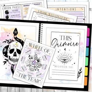 Puede incluir: Un grimorio y un planificador con temática de brujas. El planificador incluye páginas para las fases lunares, intenciones y una guía básica de brujas. El grimorio tiene un símbolo de ojo y el texto "Belongs to:". También se incluye una carta de la "Rueda del Año".