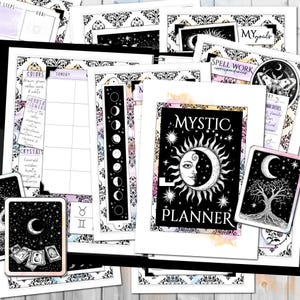 Puede incluir: Una colección de páginas de planificador y cartas del tarot con temática mística. La página central del planificador presenta un diseño de sol y luna con el texto "MYSTIC PLANNER". Otras páginas incluyen ilustraciones de fases lunares y cartas del tarot.