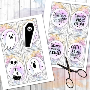 Może przedstawiać: Drukowane etykiety na prezenty na Halloween z akwarelowym tłem i wzorem pajęczyny. Etykiety przedstawiają r&oacute;żne ilustracje i teksty związane z Halloween, w tym duchy, trumnę, butelkę z miksturą i frazy takie jak "Witches Be Crazy", "Spooky Vibes Only", "Scary Movies & Chill" i "Coffee, Cats, Witches & Spells".