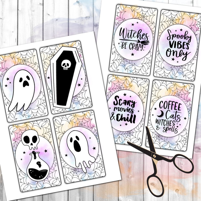 Może przedstawiać: Drukowane etykiety na prezenty na Halloween z akwarelowym tłem i wzorem pajęczyny. Etykiety przedstawiają r&oacute;żne ilustracje i teksty związane z Halloween, w tym duchy, trumnę, butelkę z miksturą i frazy takie jak "Witches Be Crazy", "Spooky Vibes Only", "Scary Movies & Chill" i "Coffee, Cats, Witches & Spells".