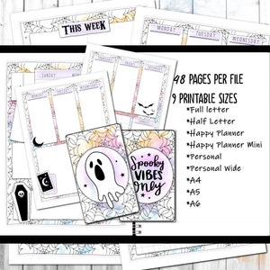 Może przedstawiać: Drukowany planer o tematyce straszydeł. Planer ma akwarelowe tło z duchem i pajęczynami. Tekst "Spooky Vibes Only" jest napisany w k&oacute;łku. Planer jest dostępny w 9 rozmiarach do druku, w tym pełna kartka, p&oacute;ł kartki, happy planner, happy planner mini, osobisty, osobisty szeroki, A4, A5 i A6. Planer ma 48 stron na plik.
