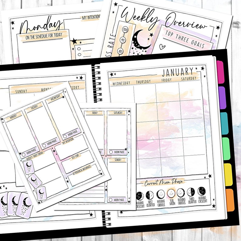 Puede incluir: Un planificador semanal con un fondo de acuarela y un tema de luna y estrellas. El planificador incluye secciones para tareas diarias, objetivos semanales y un calendario mensual. El planificador tambi&eacute;n incluye una secci&oacute;n para rastrear la fase lunar actual.