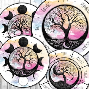 Puede incluir: Una ilustración de acuarela de un árbol de la vida con un ciclo de fases lunares a su alrededor. El árbol tiene un fondo de acuarela rosa, amarillo y azul. El texto alrededor del árbol dice "Sí", "Tal vez", "No", "Reformular", "Yule", "Imbolc", "Ostara", "Beltane", "Litha", "Lughnasadh", "Mabon", "Samhain".