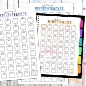 Könnte beinhalten: Zwei druckbare Gewichts-Tracker-Blätter mit Aquarellhintergrund. Jedes Blatt hat 52 leere Waagen, um das Gewicht über 52 Wochen zu verfolgen. Der Text "fifty two week WEIGHT TRACKER" befindet sich oben auf jedem Blatt.