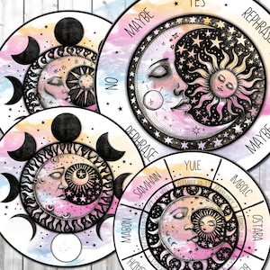 Può includere: Quattro tavole rotonde per la divinazione con disegni celesti. Ogni tavola presenta un'illustrazione di luna crescente e sole con stelle e sfondi ad acquerello in rosa, giallo e blu. Il testo include "Sì", "No", "Forse" e nomi di stagioni.