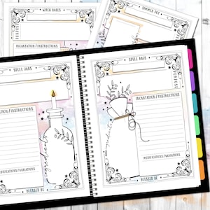 Op de afbeelding: Een printbaar heksen-spreukenboek met pagina's voor spreukenpotten, spreukenzakjes, stoofpotten en heksenbollen. Elke pagina heeft ruimte voor het doel, de spreuk, de instructies, aanpassingen en variaties. De pagina's zijn versierd met een aquarel achtergrond en zwart-wit illustraties.