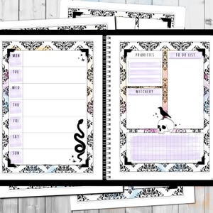 Pode incluir: Um planejador semanal com um padrão damasco preto e branco. A página da esquerda tem um horário diário de segunda a domingo. A página da direita é dividida em seções para prioridades, lista de tarefas e bruxaria. A seção de bruxaria inclui uma ilustração em preto e branco de uma caveira com um corvo empoleirado no topo.
