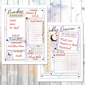 Puede incluir: Una p&aacute;gina de planificador imprimible con un fondo de acuarela y un dise&ntilde;o de luna y estrellas. La p&aacute;gina se titula "Lunes" e incluye secciones para "Mis intenciones", "Influencias astrol&oacute;gicas", "Sorteo diario de tarot" y "Ba&ntilde;o ritual". La p&aacute;gina tambi&eacute;n incluye un rastreador de h&aacute;bitos con el t&iacute;tulo "Resumen semanal" y secciones para "Tres objetivos principales" y "Rastreador de h&aacute;bitos".