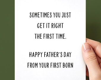 Puede incluir: Una tarjeta de felicitación rectangular blanca con texto en negro que dice: SOMETIMES YOU JUST GET IT RIGHT THE FIRST TIME. HAPPY FATHER'S DAY FROM YOUR FIRST BORN. La tarjeta presenta un diseño limpio con una tipografía sencilla.