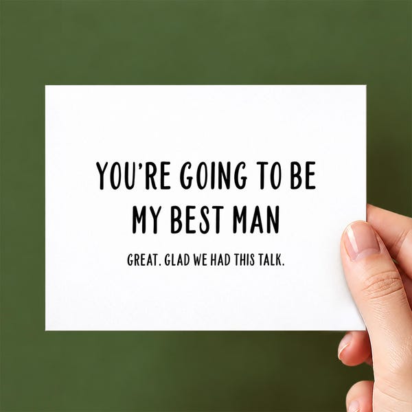 Może przedstawiać: Biała prostokątna kartka okolicznościowa z czarnym napisem: YOU'RE GOING TO BE MY BEST MAN. GREAT. GLAD WE HAD THIS TALK. Kartka ma przejrzysty design z wyśrodkowanym, bezszeryfowym tekstem umieszczonym na przedniej stronie.