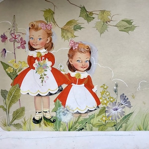 Puede incluir: Dos niñas con vestidos rojos y blancos y delantales blancos se encuentran en un campo de flores. Las niñas sonríen y sostienen ramos de flores. Una pequeña casa rosa con techo rojo se encuentra en el fondo.