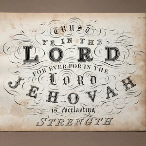 Może przedstawiać: Winietkowy druk z ozdobnym, kaligraficznym wzorem przedstawiającym tekst "TRUST YE IN THE LORD FOR EVER FOR IN THE LORD JEHOVAH IS EVERLASTING STRENGTH."