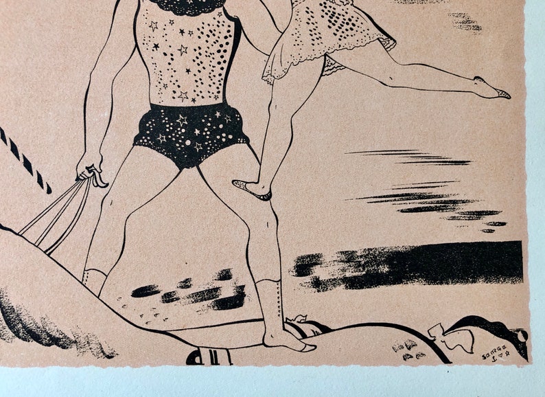Op de afbeelding: Zwart-witte lijntekening van twee figuren die een acrobatische act uitvoeren. De figuur onderaan draagt een sterrenpatroon-tricot en houdt een touw vast. De figuur bovenaan draagt een kort rokje en staat op de schouders van de andere figuur.