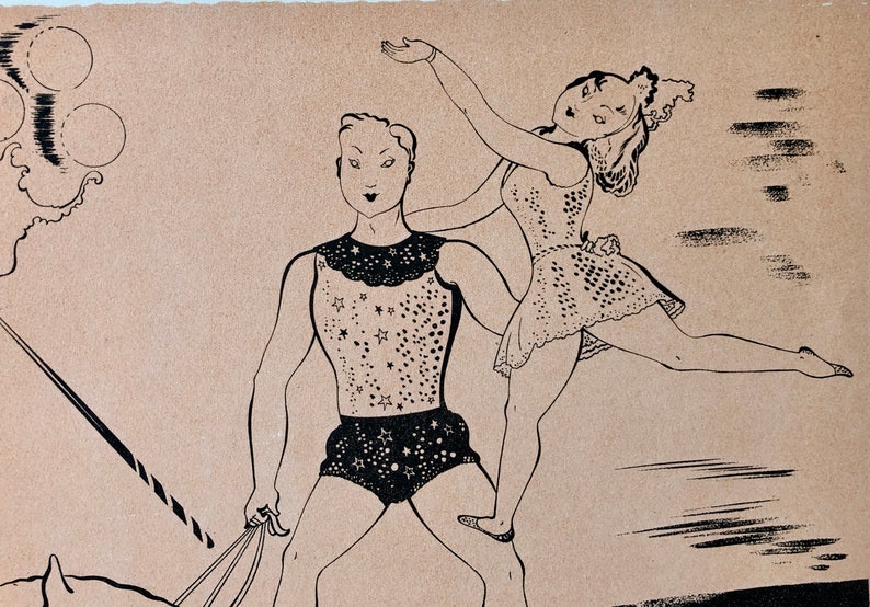 Op de afbeelding: Een zwart-witte illustratie van twee artiesten. De ene artiest draagt een zwart maillot met witte sterren en een zwarte rok. De andere artiest draagt een witte jurk met zwarte stippen. De artiesten staan in een speelse pose.