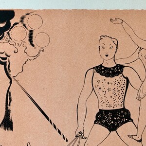 Op de afbeelding: Zwart-witte illustratie van twee artiesten. De mannelijke artiest draagt een tanktop met een sterrenpatroon en een zwarte broek. De vrouwelijke artiest draagt een jurk met een sterrenpatroon en houdt haar arm in de lucht. De achtergrond is lichtbruin.