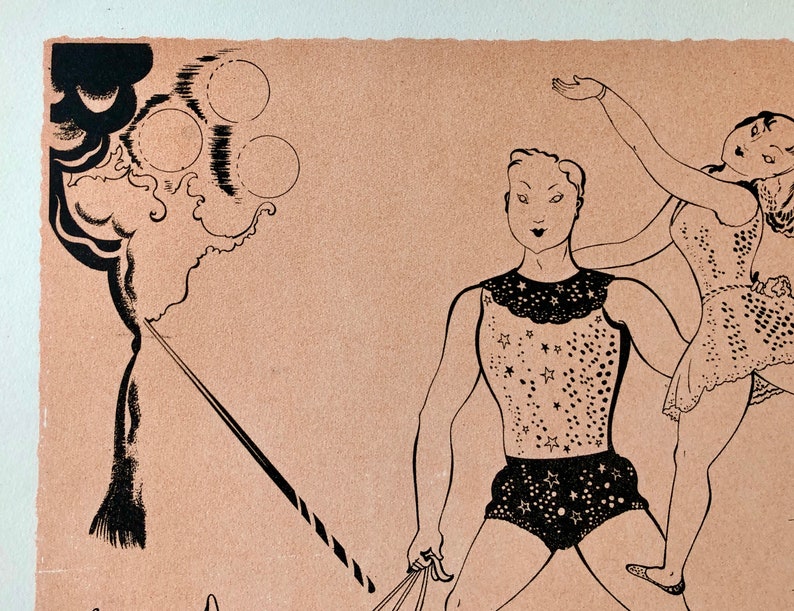 Op de afbeelding: Zwart-witte illustratie van twee artiesten. De mannelijke artiest draagt een tanktop met een sterrenpatroon en een zwarte broek. De vrouwelijke artiest draagt een jurk met een sterrenpatroon en houdt haar arm in de lucht. De achtergrond is lichtbruin.