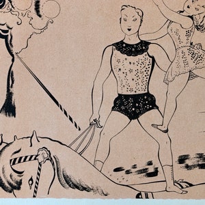 Op de afbeelding: Zwart-witte illustratie van een circussc&egrave;ne met een man en een vrouw die optreden op een paard. De man draagt een sterrenpatroon-leotard en de vrouw draagt een kort rokje. Het paard steigert op zijn achterpoten.