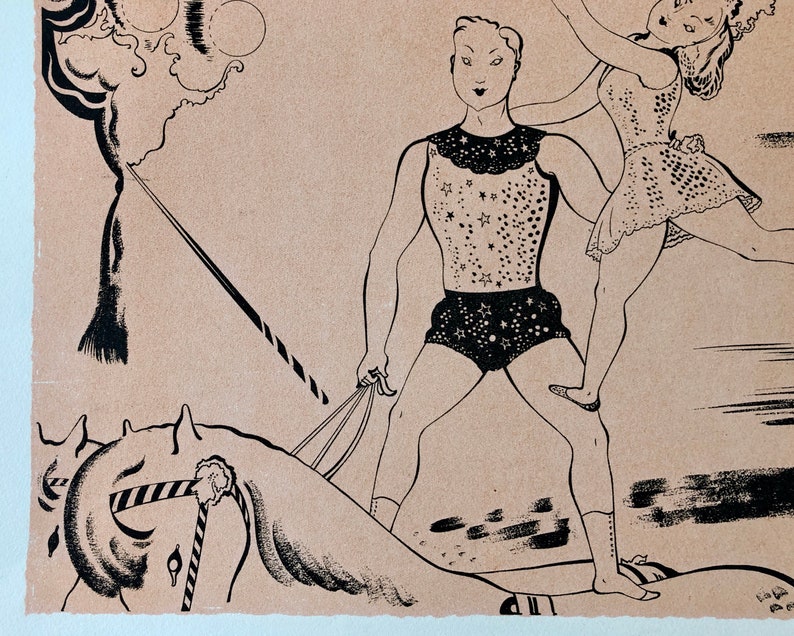 Op de afbeelding: Zwart-witte illustratie van een circussc&egrave;ne met een man en een vrouw die optreden op een paard. De man draagt een sterrenpatroon-leotard en de vrouw draagt een kort rokje. Het paard steigert op zijn achterpoten.