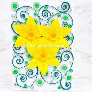 Deslumbrante tarjeta de felicitación hecha a mano con diseño de flores de narciso