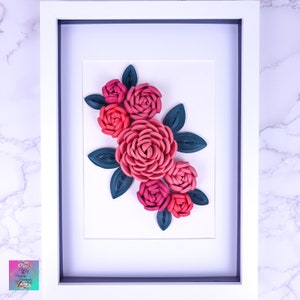 Decorazione da parete con rose rosse quilling fatte a mano. Regalo di anniversario per lei. Arte quilling speciale e unica. Decorazione del soggiorno. Rose 3D
