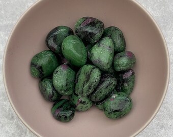 Pedras roladas de zoisita rubi