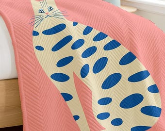 Speelse kat bedrukte gewatteerde deken – Gezellige koraalroze quilt met modern blauw kattenontwerp, perfect voor woonkamer, slaapkamer en bankdecoratie