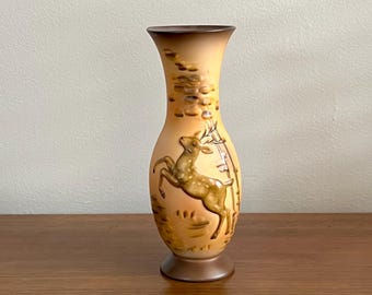 Art Nouveau porslinsvas med dansande hjort och trädscen
