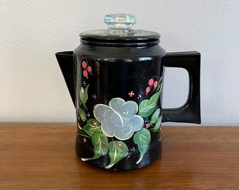 Cafetera vintage con motivos florales pintados a mano: Exhibidor de bar de café estilo cottagecore.