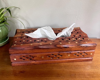 Caja de pañuelos vintage de palisandro y latón: forro de terciopelo rojo, decoración de mediados de siglo.