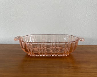 Plato de cristal rosa vintage de la época de la Gran Depresión para aperitivos o dulces, modelo "Old Cafe" de Anchor Hocking.