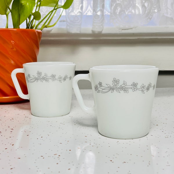 Deux tasses à café bouquet de ruban pyrex vintage poignée D